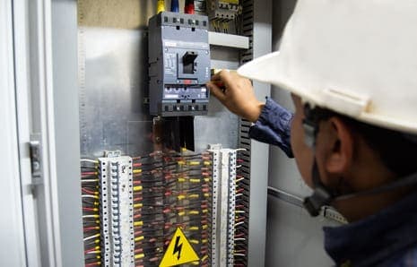 Técnico realizando una instalación eléctrica en un tablero